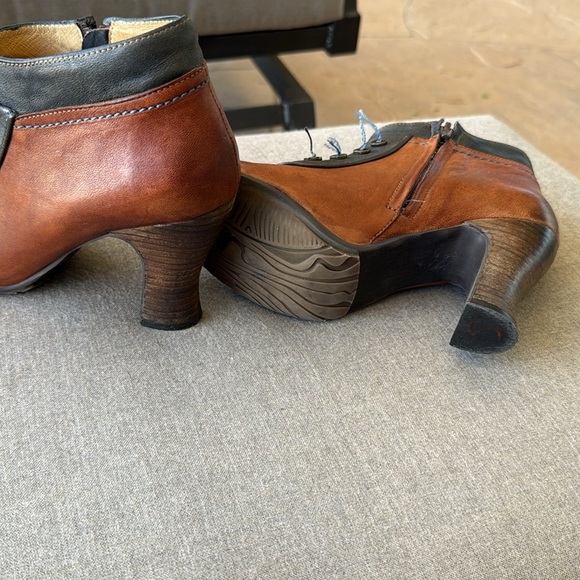 Gorgeous Gold Button Ankle Boots Made In Spain - Picture 7 of 8